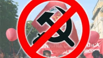 В Киеве демонтируют коммунистические мемориальные доски