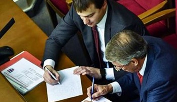 Лидеров фракций «Батькивщина» и «БПП» застали за распределением должностей в облсоветы (ФОТО)