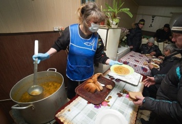 Запорожских бездомных кормят полноценными обедами