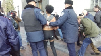 У Верховной рады задержали голых активисток Femen