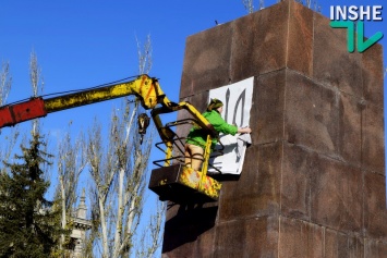 Патриотичные надписи, изуродованные краской, на постаменте на Соборной площади в Николаеве сегодня начали восстанавливать