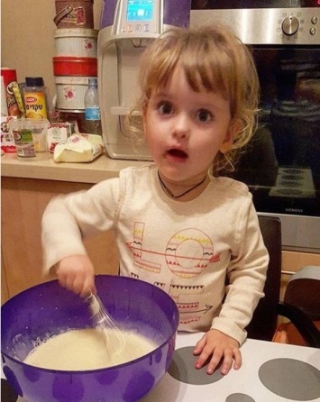 Трехлетняя дочь Макарских учится готовить