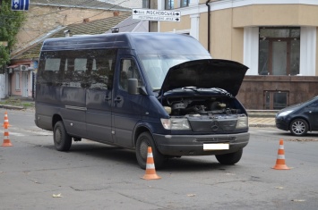 В центре Николаева Lexus подрезал маршрутку с пассажирами