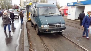 В Николаеве водитель «Газели» заблокировал трамваи, припарковав на рельсах свое авто