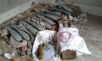 В Счастье Луганской обл. нашли схрон с оружием и взрывчаткой в заброшенном доме