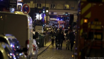 Взрывы и перестрелка в центре Парижа: 26 погибших