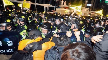 Протестующих в Южной Корее разогнали слезоточивым газом, есть арестованные