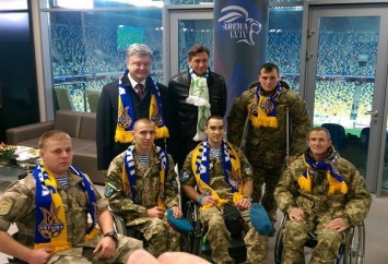 После матча Украина - Словения Порошенко поблагодарил бойцов АТО за "фарт"