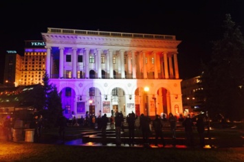 На Майдане музыкальную академию подсветили цветами флага Франции