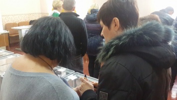 В Николаеве продавали помаду прямо на избирательном участке