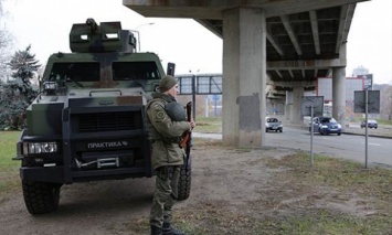 В Киеве из-за высокого риска террористической угрозы нацгвардейцы на БТРах охраняют мосты