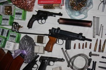Трем николаевцам, незаконно продававшим оружие, грозит от 3 до 7 лет