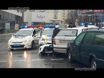 ДТП в Киеве: на Липковского женщина на Skoda Fabia не разминулась с полицейским Toyota Prius. ФОТО