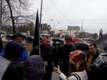 В Запорожье против нового мэра люди вышли с черным флагом