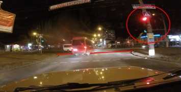 В Николаеве водитель 31-й маршрутки пытался проскочить на красный через оживленный перекресток