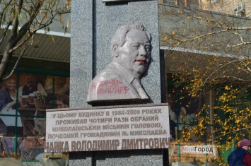 В Николаеве памятник покойному мэру Чайке разрисовали надписью "коррупционер"