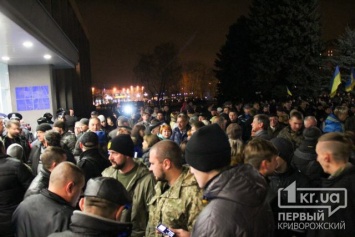 В Кривом Роге под зданием горисполкома проходит митинг против фальсификации результатов выборов мера