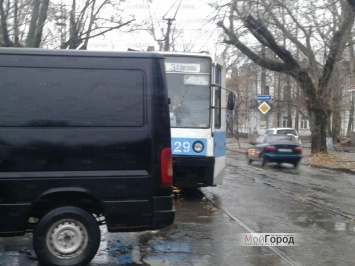 В центре Николаева микроавтобус перегородил движение трамвая