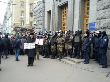 Под городским советом Харькова активисты начали митинг