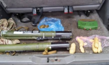 В Мариуполе СБУ обнаружила в машине противотанковые гранатометы, пластид и боеприпасы