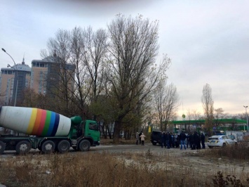 На берегу Днепра возобновили скандальное строительство