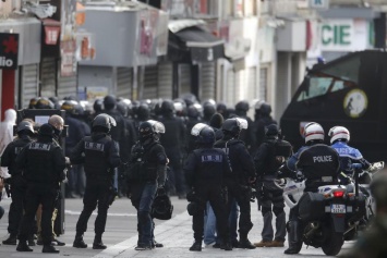 Задержанные в Сен-Дени террористы планировали теракты в аэропорту и торговом центре Парижа, - СМИ