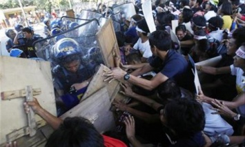 На Филиппинах полиция применила водометы для разгона массовых протестов
