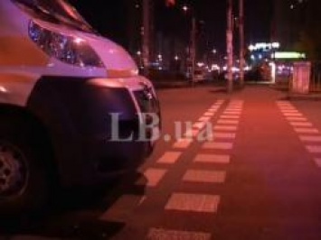 ДТП в Киеве: автомобиль сбил мужчину на переходе и скрылся. видео