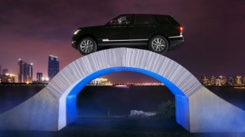 Range Rover выехал на бумажный мост (видео)
