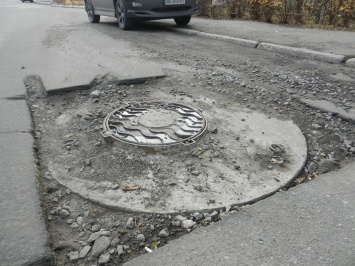 В Николаеве коммунальщики разворотили дорогу и уже месяц не спешат ремонтировать