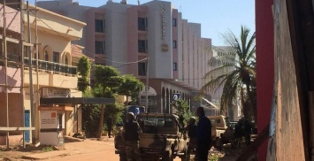 Группировка, связанная с "Аль-Каидой", взяла на себя ответственность за захват отеля в Мали