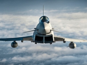 Британские истребители Typhoon подняли на перехват российских Ту-160