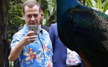 Дмитрий Медведев путешествует по Малайзии с iPhone 6s, Apple Watch Sport и «зеркалкой» Canon EOD 5Ds [фото]