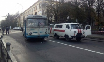 В Ровно троллейбус насмерть сбил женщину
