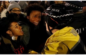 В Чикаго начались протесты после опубликования видео месячной давности, на котором полицейский выпустил 16 пуль в чернокожего подростка