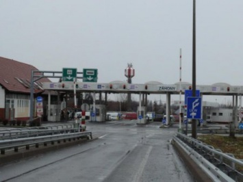 КПП на границе с Венгрией временно не работают, автомобили застряли в очередях