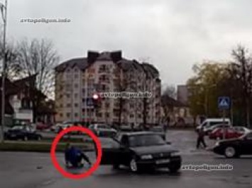 ВИДЕО о пользе ремней безопасности: во время разворота из Renault выпал пассажир