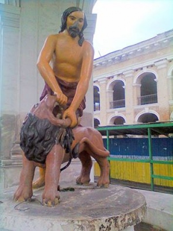 Вандалы изувечили памятник Самсону на Подоле
