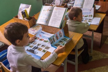 В Луганской области наблюдатели ОБСЕ рассказывают детям, как опасны мины