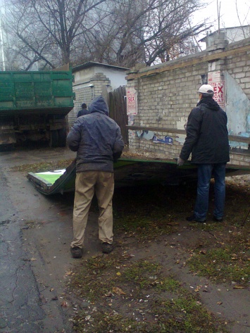 В Николаеве на проспекте Ленина демонтировали три незаконных бил-борда