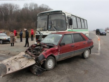 Две машины столкнулись с автобусом в Тернопольской области