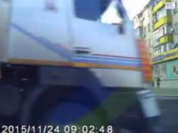 ВИДЕО ДТП в Днепропетровске: грузовик протаранил троллейбус, Chery Jaggi и сбил женщину на тротуаре