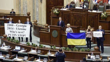 Украинские депутаты устроили протест во время выступления спикера Думы РФ в Бухаресте