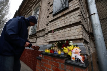 В Запорожье память погибших детей почтили хлебом и цветами