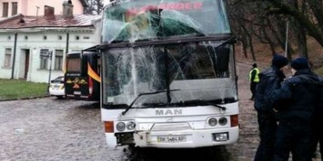 Во Львове неуправляемый туристический автобус въехал в жилой дом