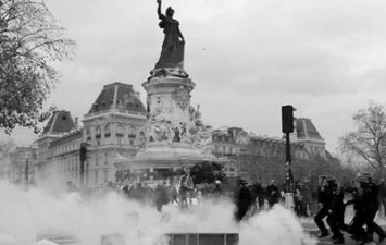 Парижские полицейские применили слезоточивый газ против демонстрантов