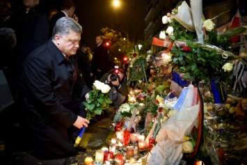 Порошенко возложил цветы к театру Bataclan в Париже