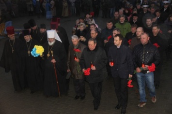 Николаевцы траурным шествием почтили память жертв голодоморов
