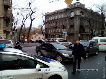 ДТП в Одессе: в столкновении Nissan X-Trail с Toyota Corolla пострадала женщина. ФОТО