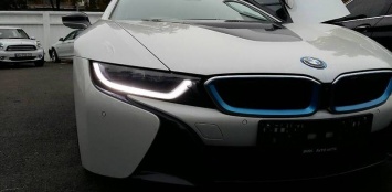 Под елку: в Украину завозят первые официальные электроспорткары BMW i8